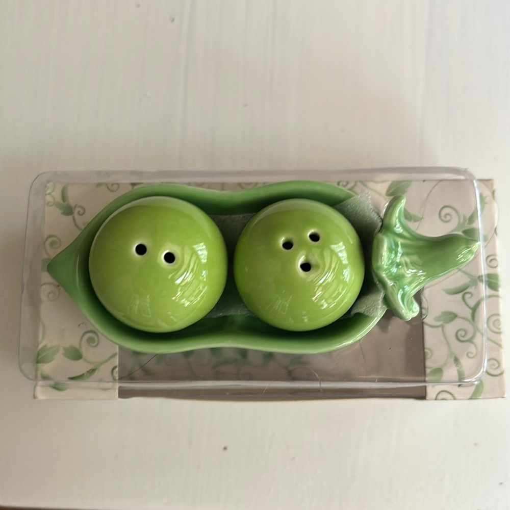 Salt and pepper shaker